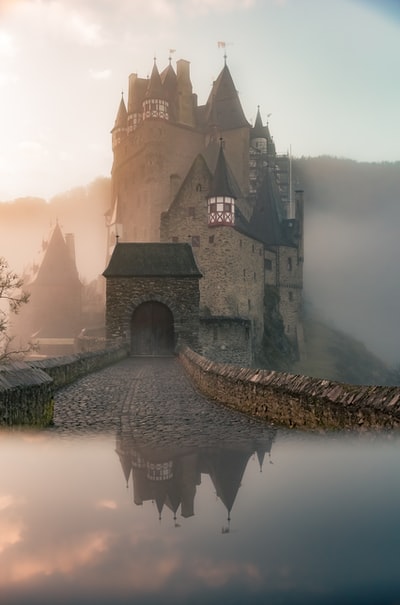 城堡被雾包围着的感觉
